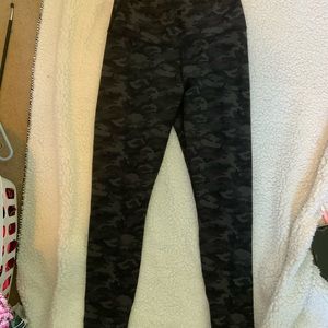 Camo fabletics ankle length leggings